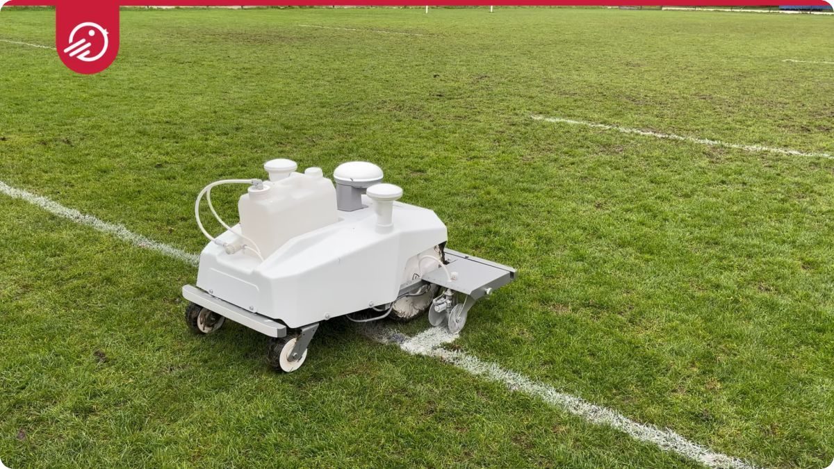 Test robotické lajnovačky FJD RLM01 při značení ragbyového hřiště