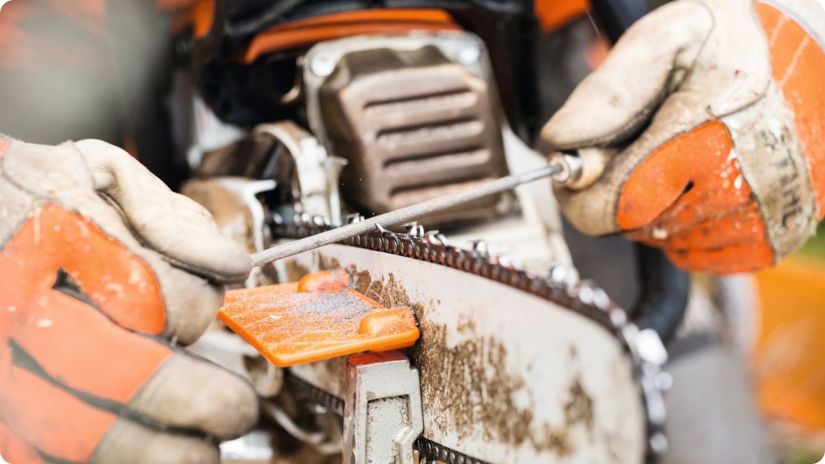 Údržba motorové pily po práci – ruční ostření řetězu pilníkem