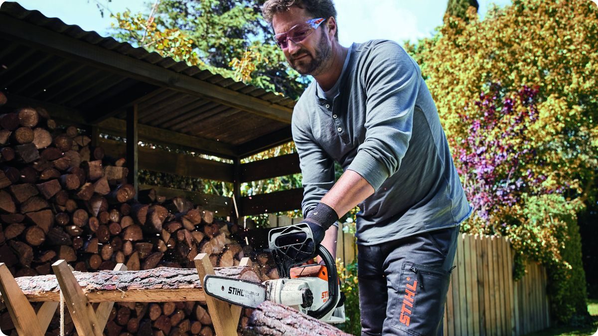 Řezání dřeva motorovou pilou – správný postoj, pevný úchop a stabilní pracovní poloha