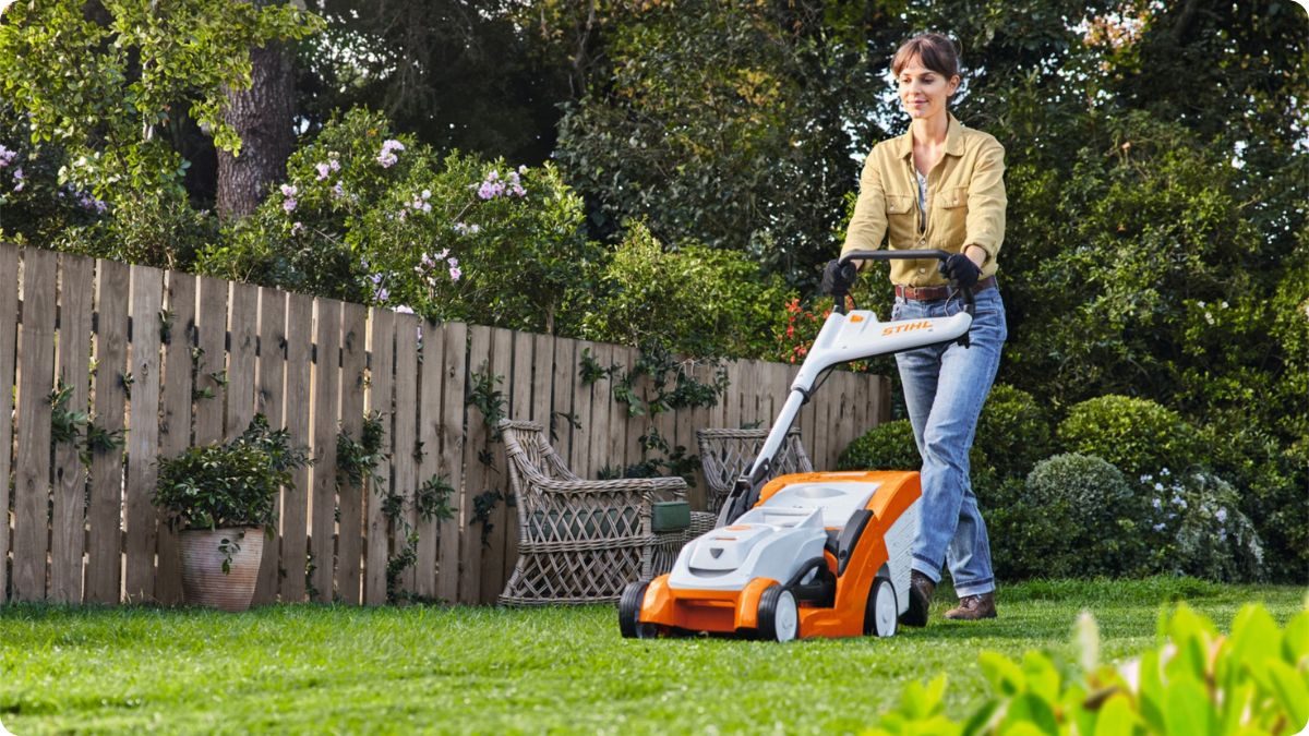 Akumulátorová sekačka na trávu