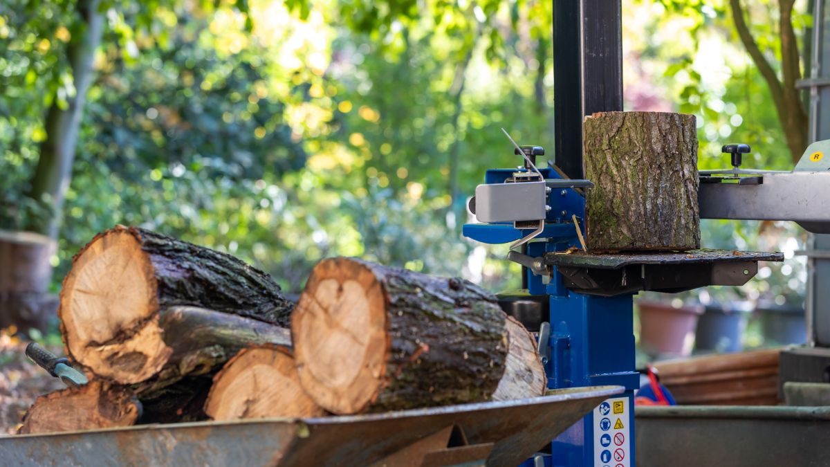 štípačka na dřevo a polena připravená na zpracování