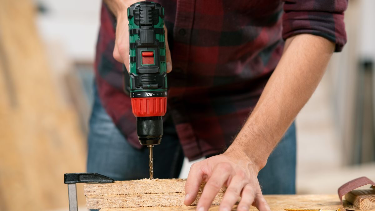 vrtání otvoru do dřeva upnutého svěrkou