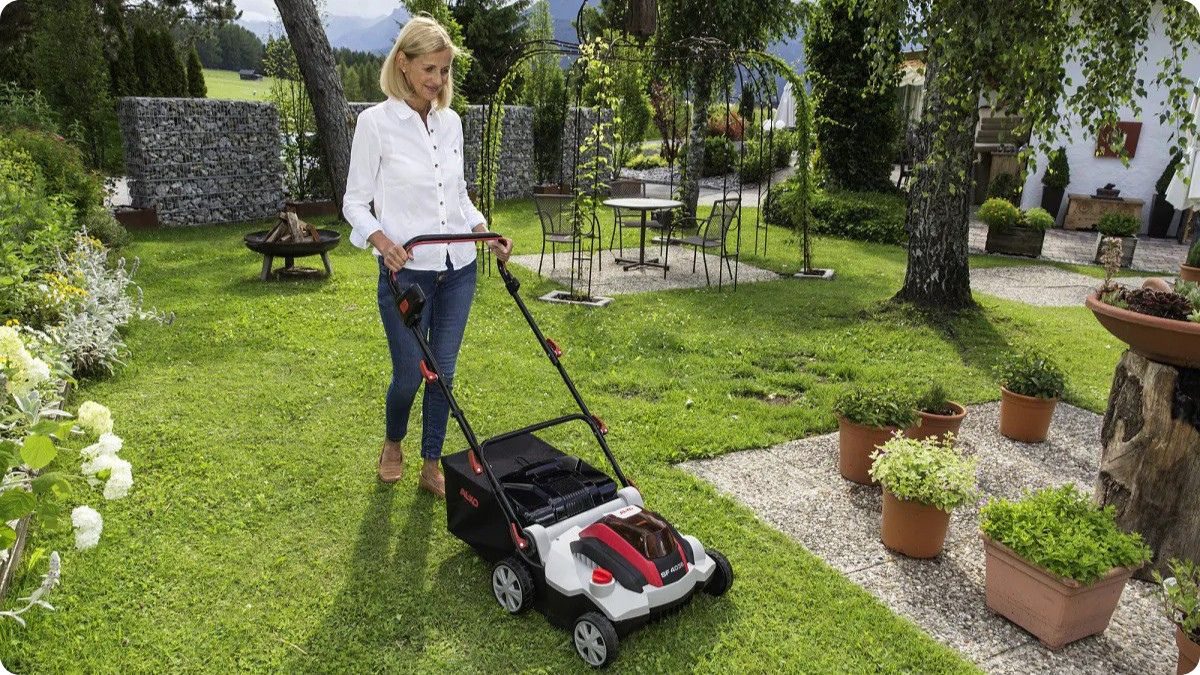 Akumulátorový vertikutátor - provzdušnění trávníku na zahradě