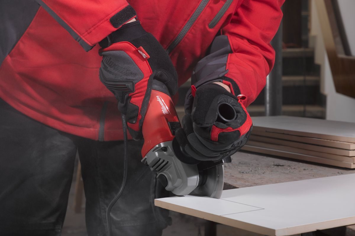 úhlová bruska při řezání dřevěné desky