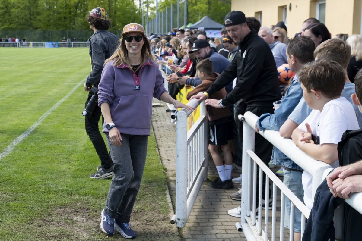 uvedení Jarabáka mezi partnery a momentky z charitativního zápasu Realu Top Praha v Úvalech u Prahy