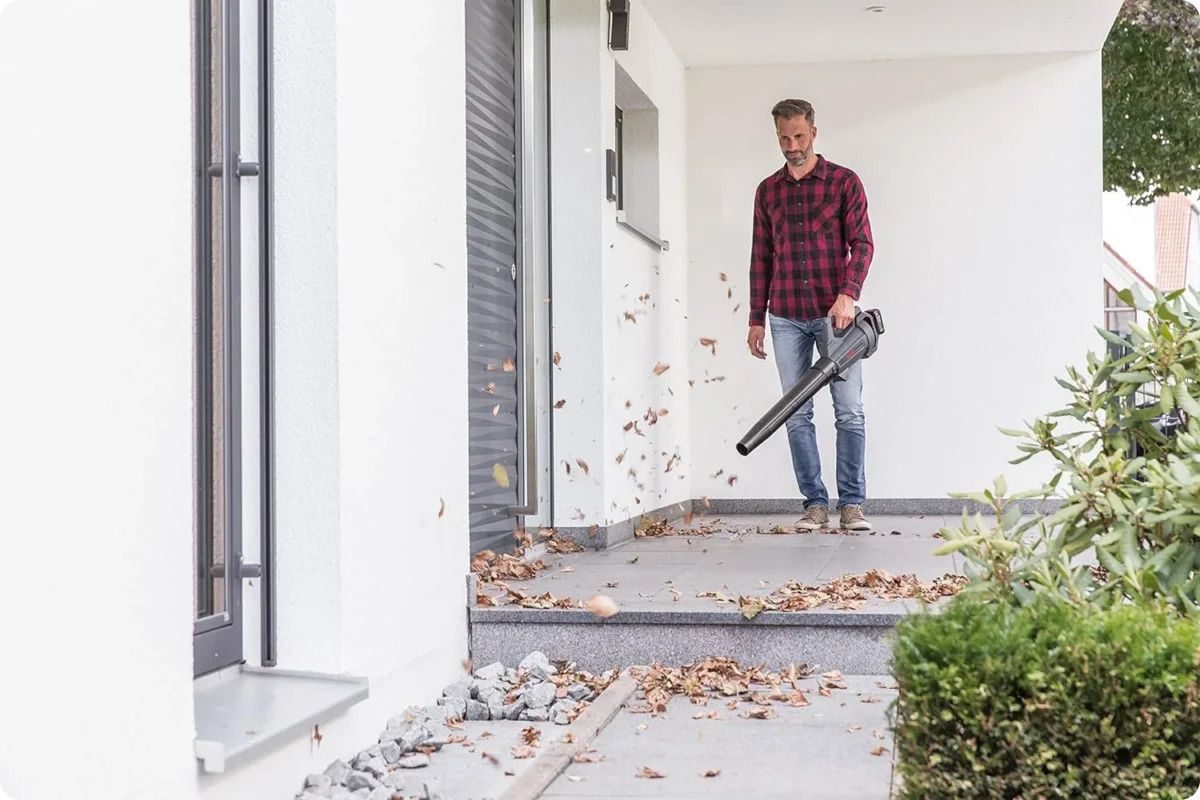 úklid listí v okolí domu akumulátorovým fukarem AL-KO
