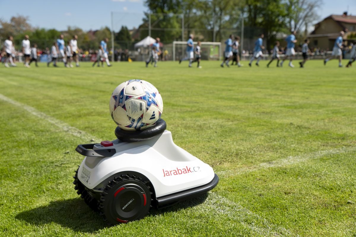 uvedení Jarabáka mezi partnery a momentky z charitativního zápasu Realu Top Praha v Úvalech u Prahy