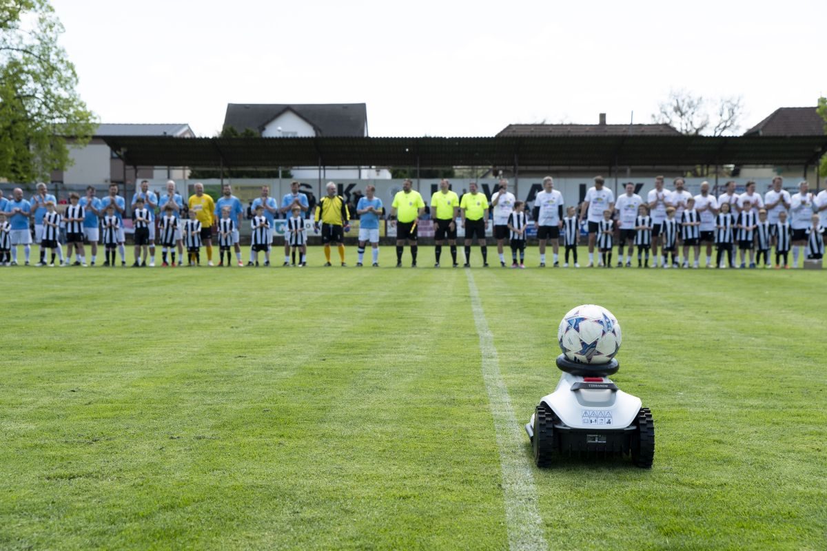 uvedení Jarabáka mezi partnery a momentky z charitativního zápasu Realu Top Praha v Úvalech u Prahy