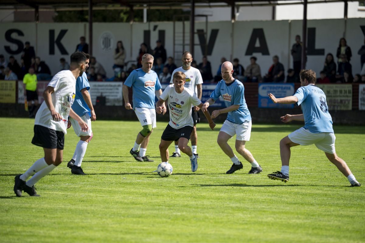 uvedení Jarabáka mezi partnery a momentky z charitativního zápasu Realu Top Praha v Úvalech u Prahy