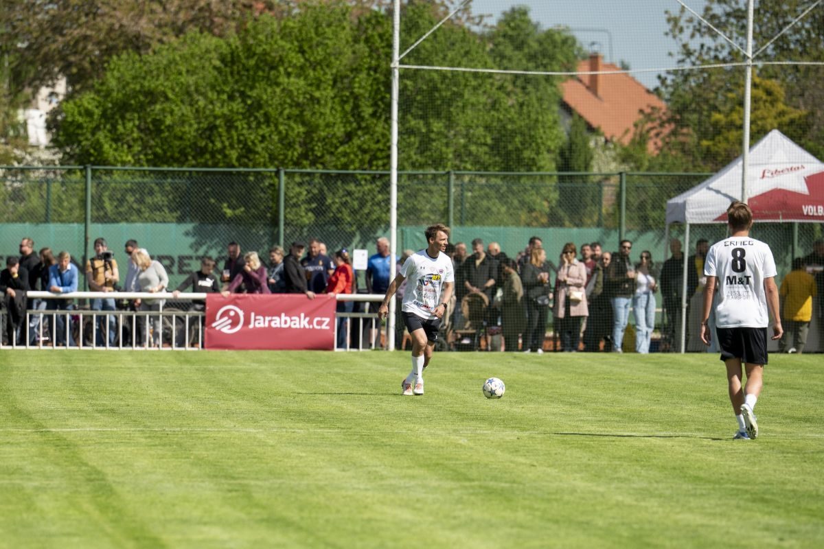 uvedení Jarabáka mezi partnery a momentky z charitativního zápasu Realu Top Praha v Úvalech u Prahy