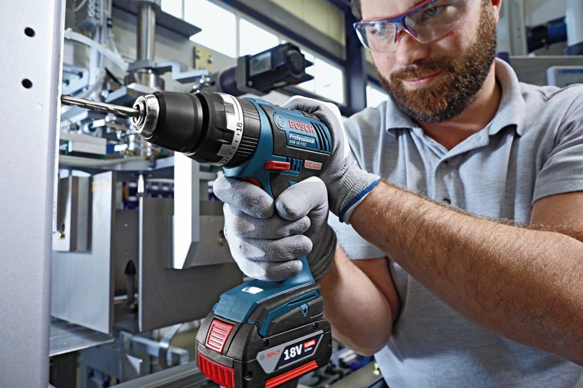 vrtání do kovu pomocí příklepové aku vrtačky 