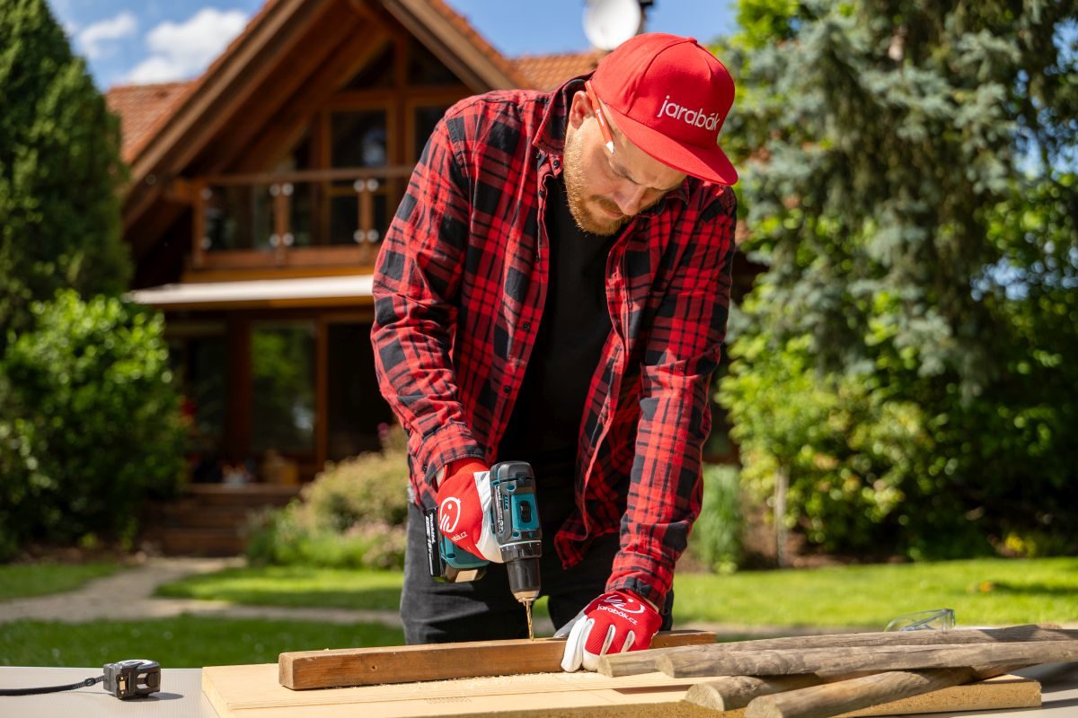 kutil při práci s aku vrtačkou