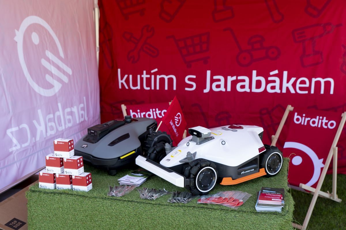 uvedení Jarabáka mezi partnery a momentky z charitativního zápasu Realu Top Praha v Úvalech u Prahy