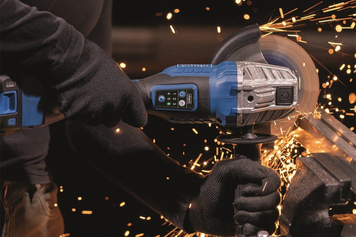 řezání s aku úhlovou bruskou