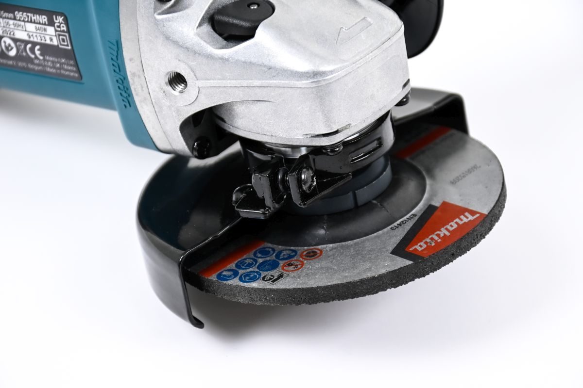 detail řezného kotouče na úhlové brusce