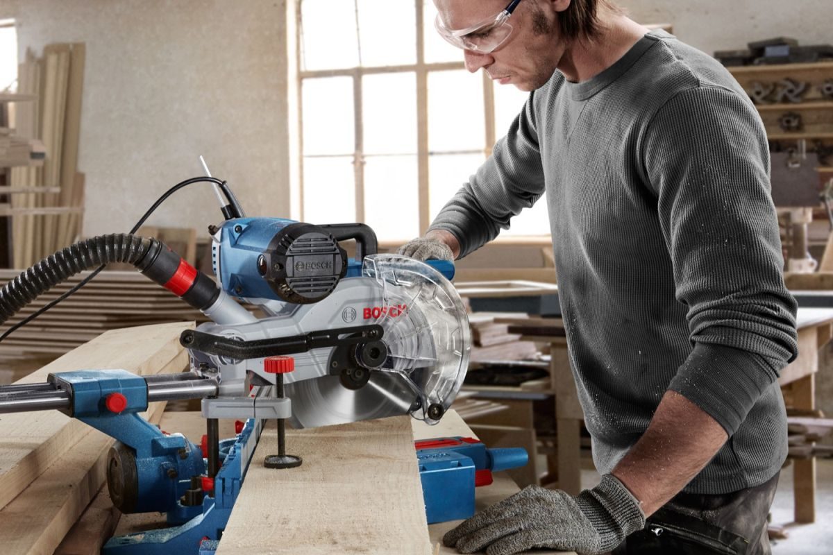 řezání dřeva pokosovou pilou