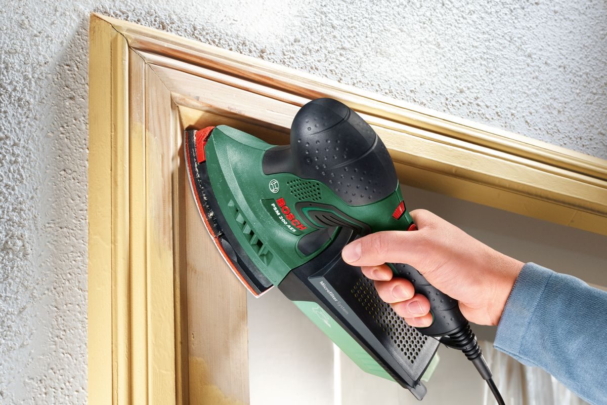 Delta bruska při broušení rámu dveří 