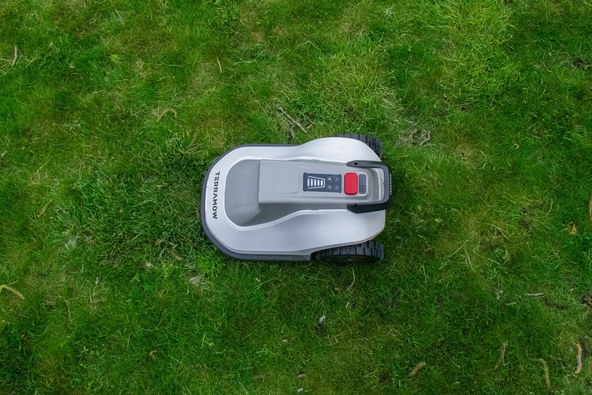 robotická sekačka při automatickém sečení trávníku