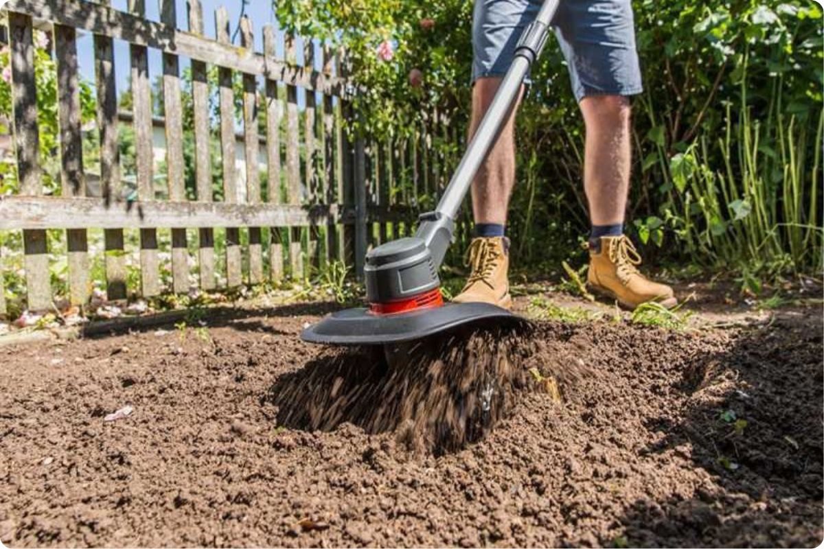 kypření záhonu aku kultivátorem AL-KO