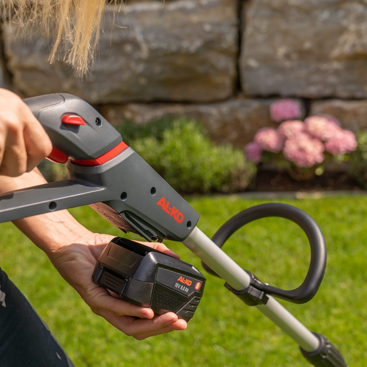 vkládání baterie do aku zahradní techniky AL-KO