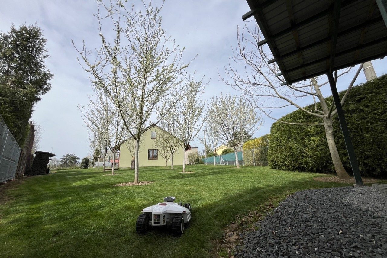 zkušenost s robotickou sekačkou - pohled na zahradu