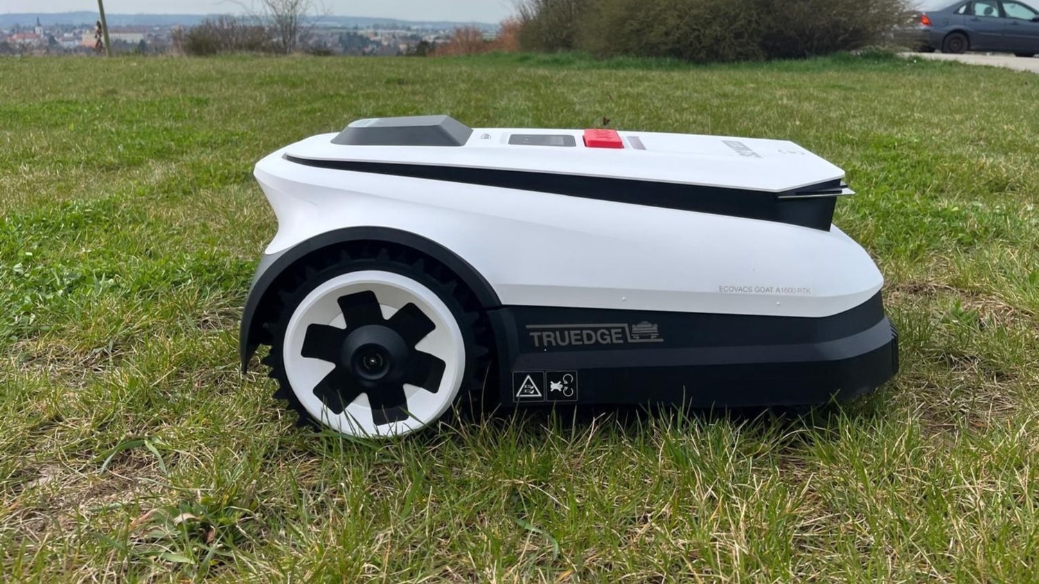 test robotické sekačky ECOVACS GOAT A1600 RTK v terénu