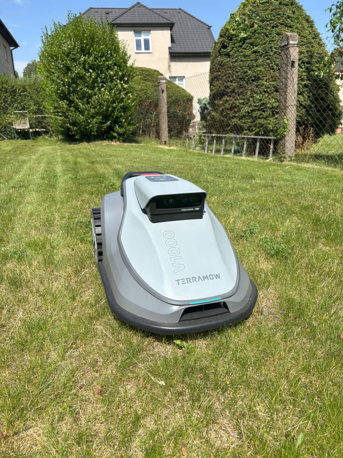 TerraMow V1000 při testování na zahradě