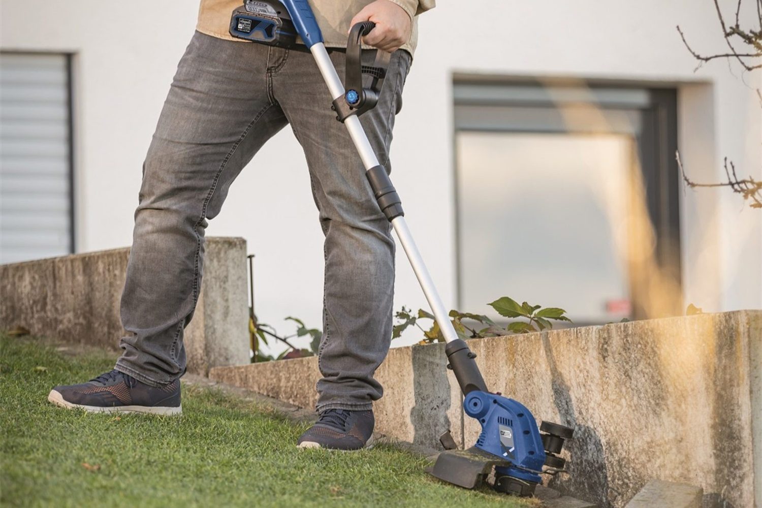 sekání okraje trávníku pomocí aku strunové sekačky