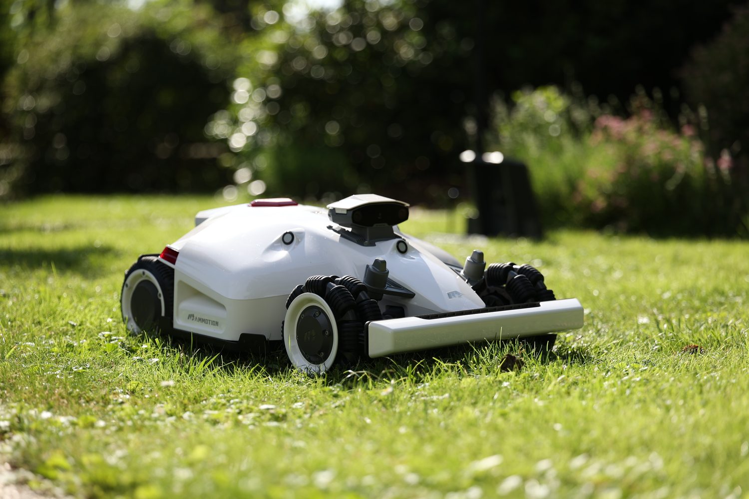 moderní bezdrátová robotická sekačka