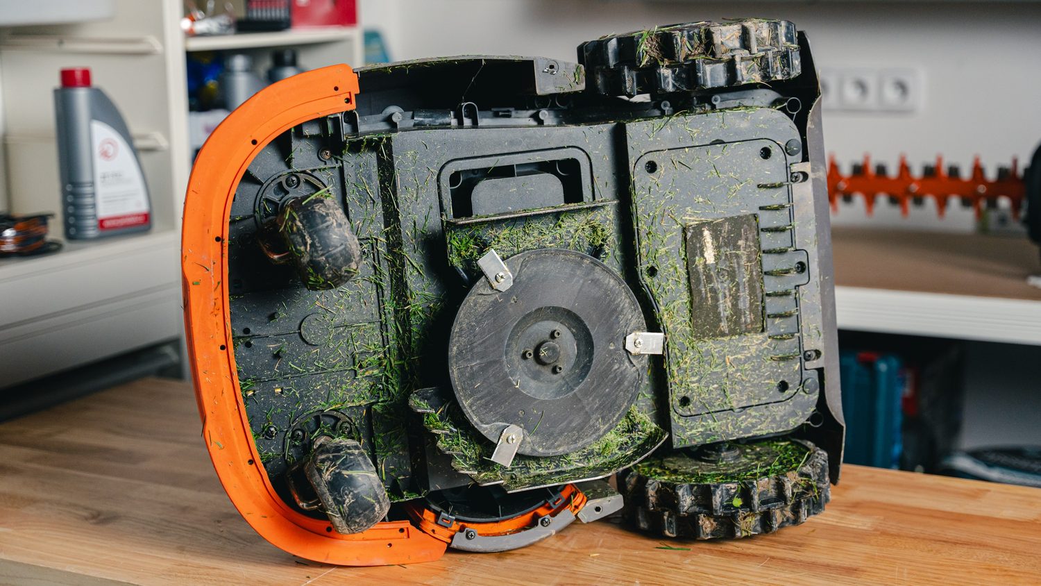 odborná posezónní údržba robotické sekačky