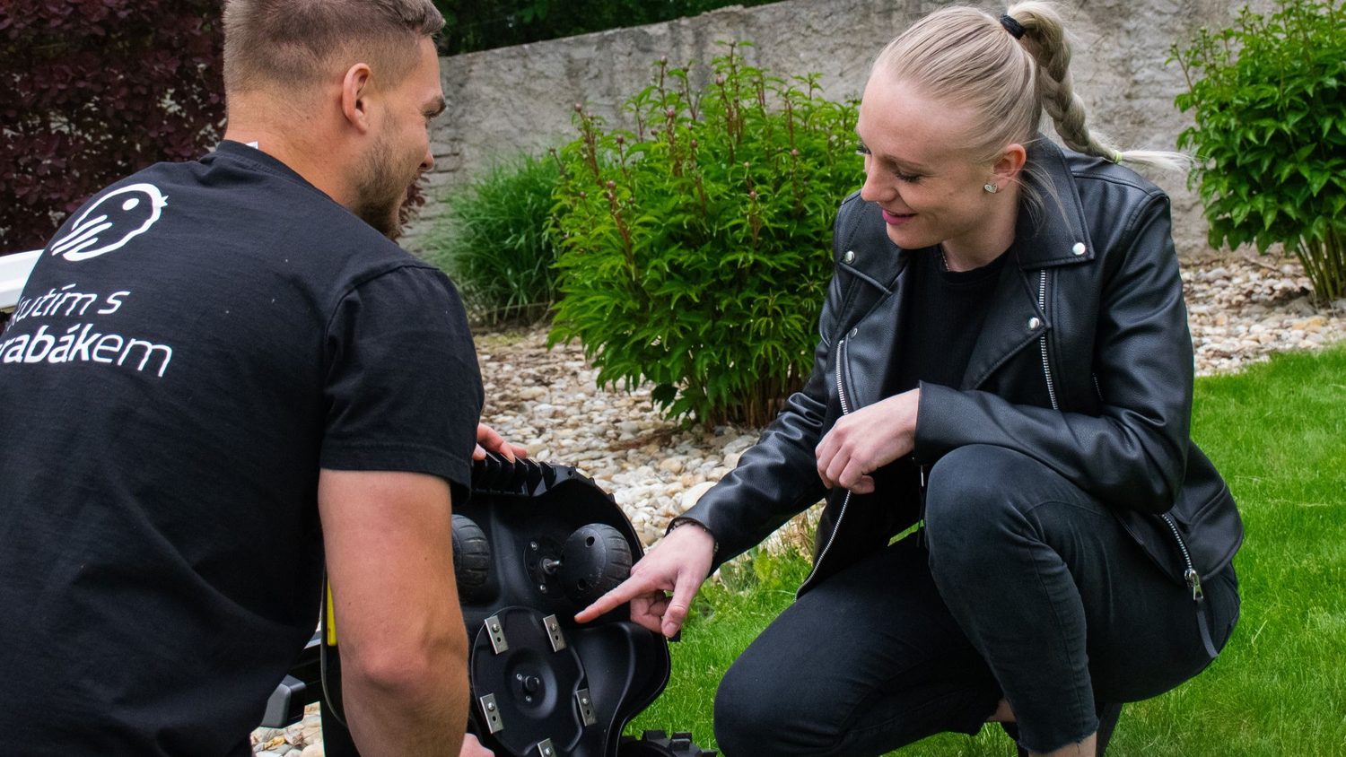 vysvětlení funkcí a nožového ústrojí robotické sekačky během odborného instalace