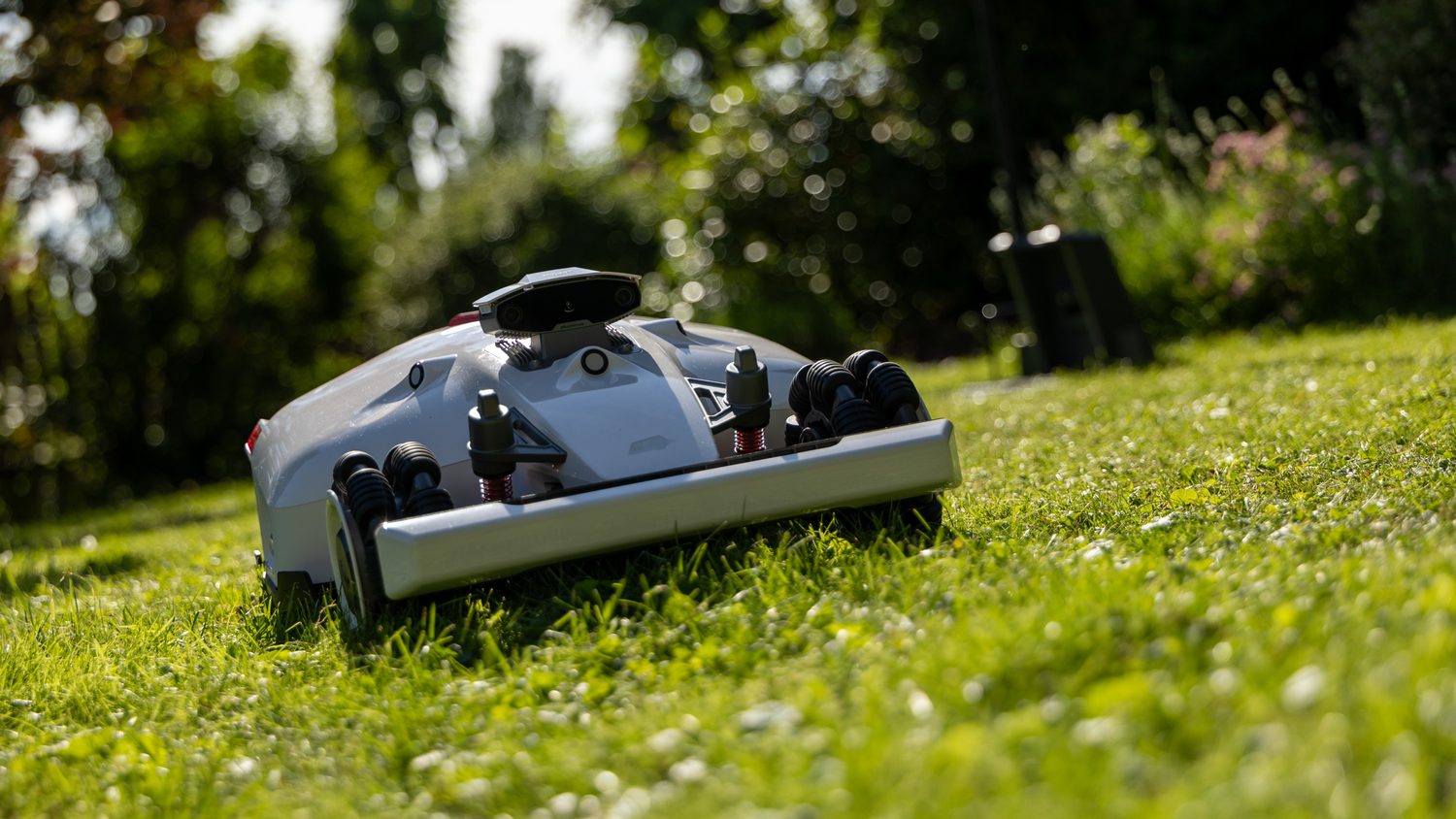 testování robotické sekačky na zahradě