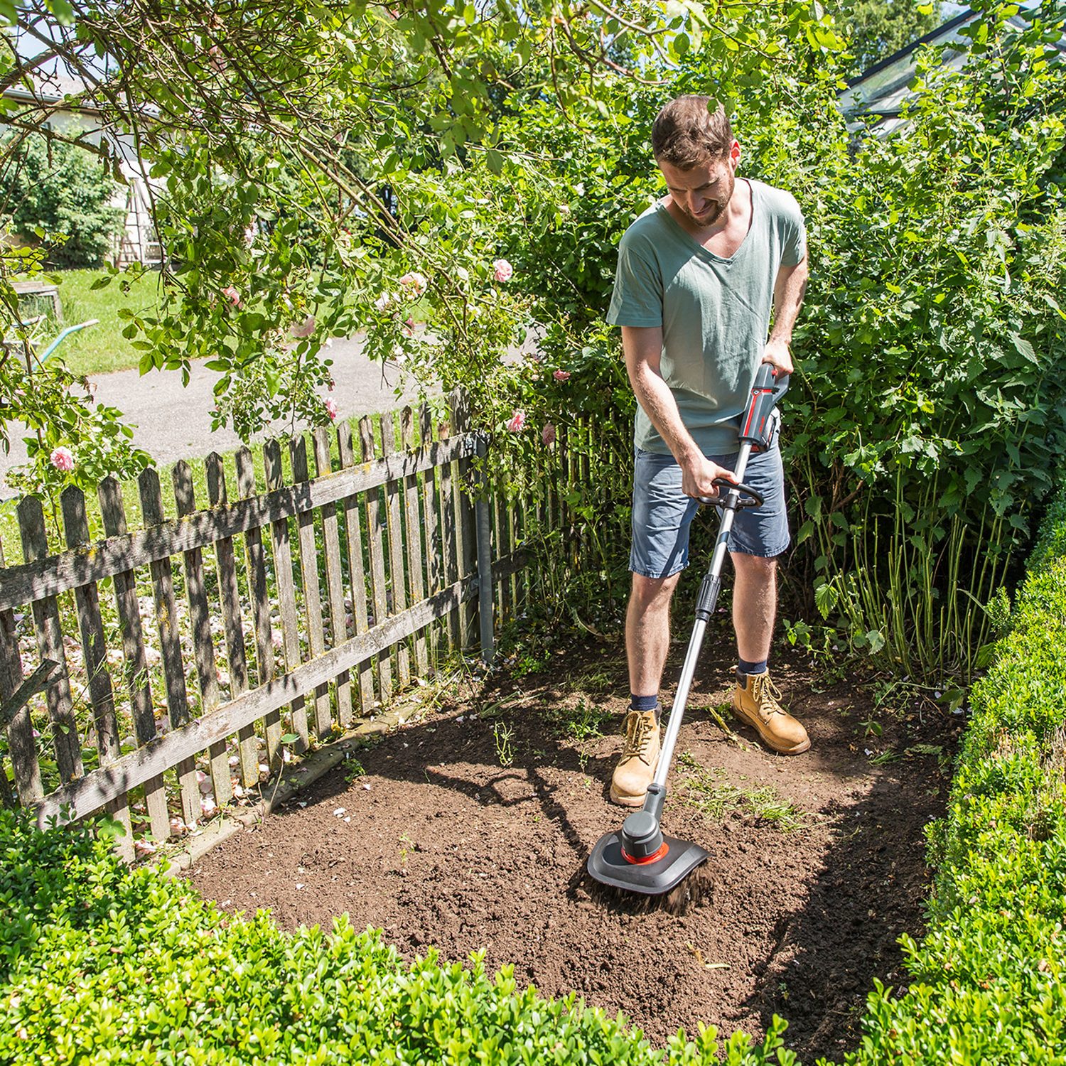 kultivace půdy pomocí kultivátoru AL-KO