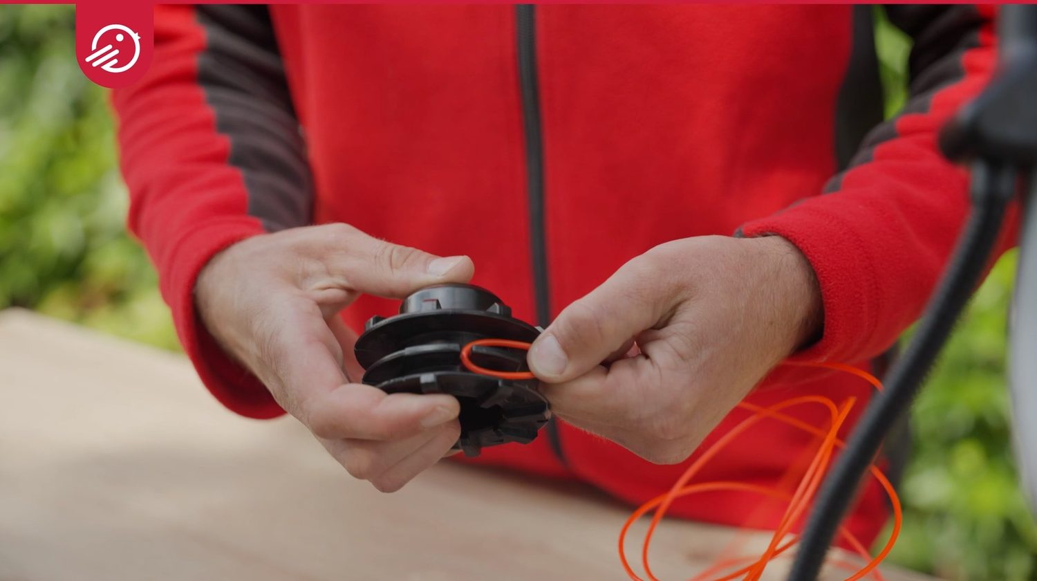 výměna struny v křovinořezu bez samonavíjecí funkce