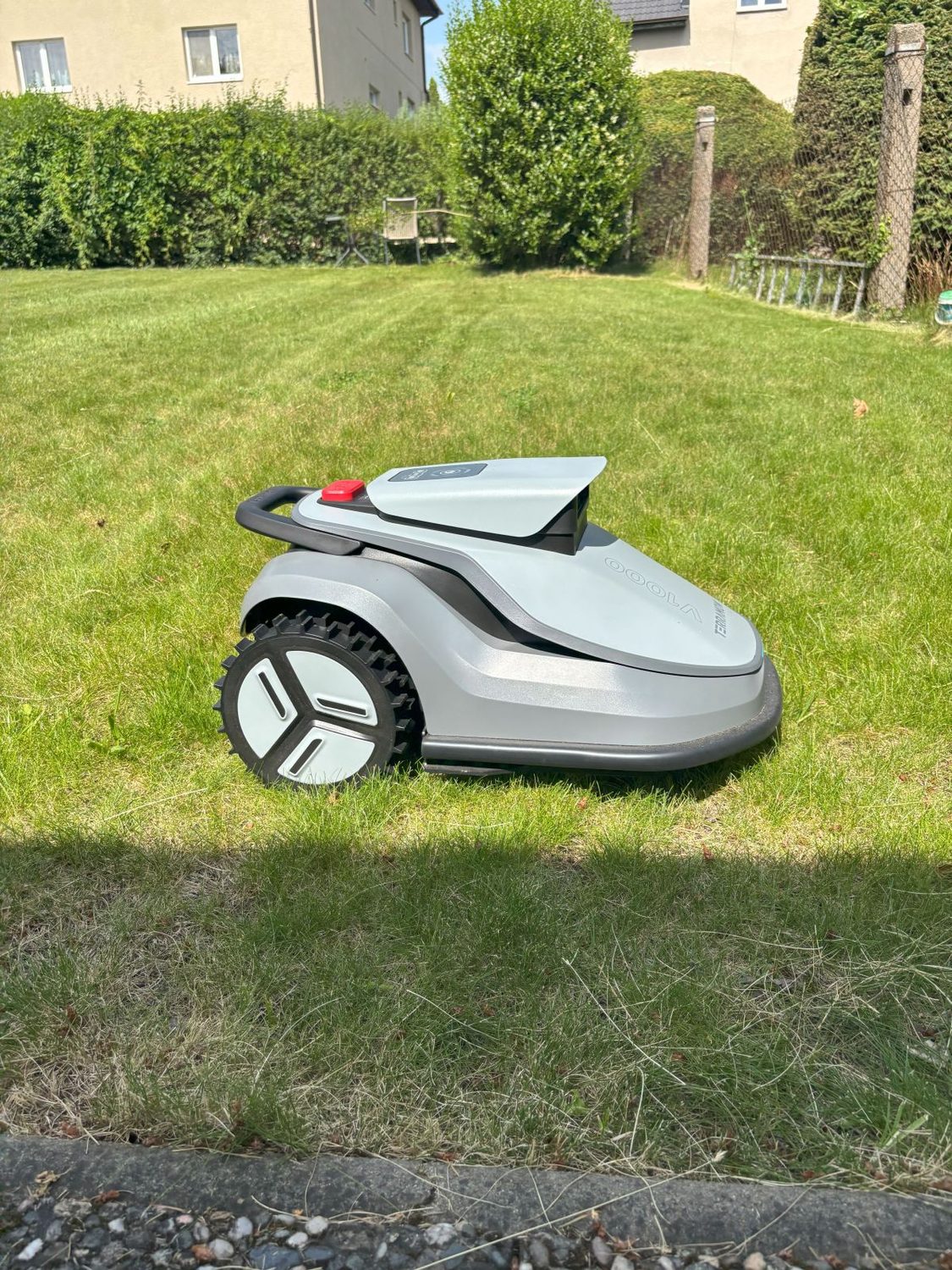 Boční pohled na TerraMow V1000 během sekání