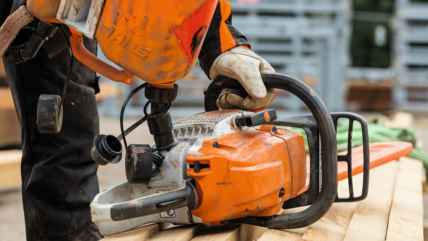 doplňování oleje s benzínem do motorové pily