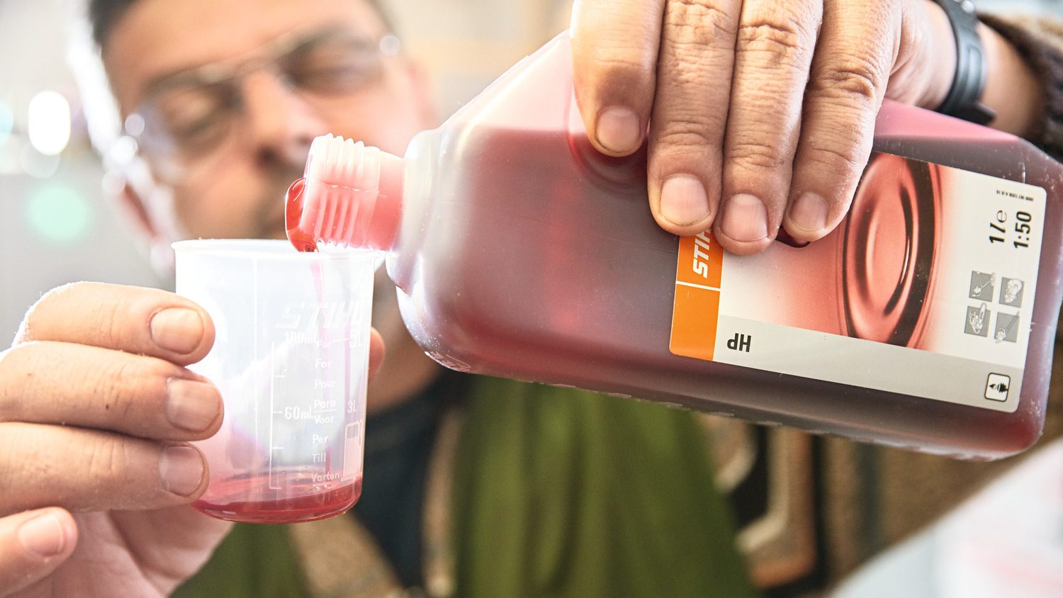 míchání palivové směsi do motorové pily STIHL