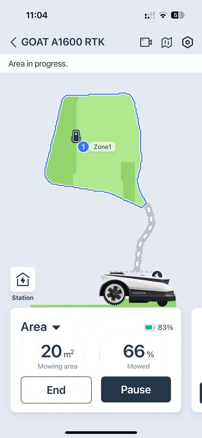 aplikace ECOVACS při aktivním sekání – pokrytí plochy a stav baterie robotické sekačky