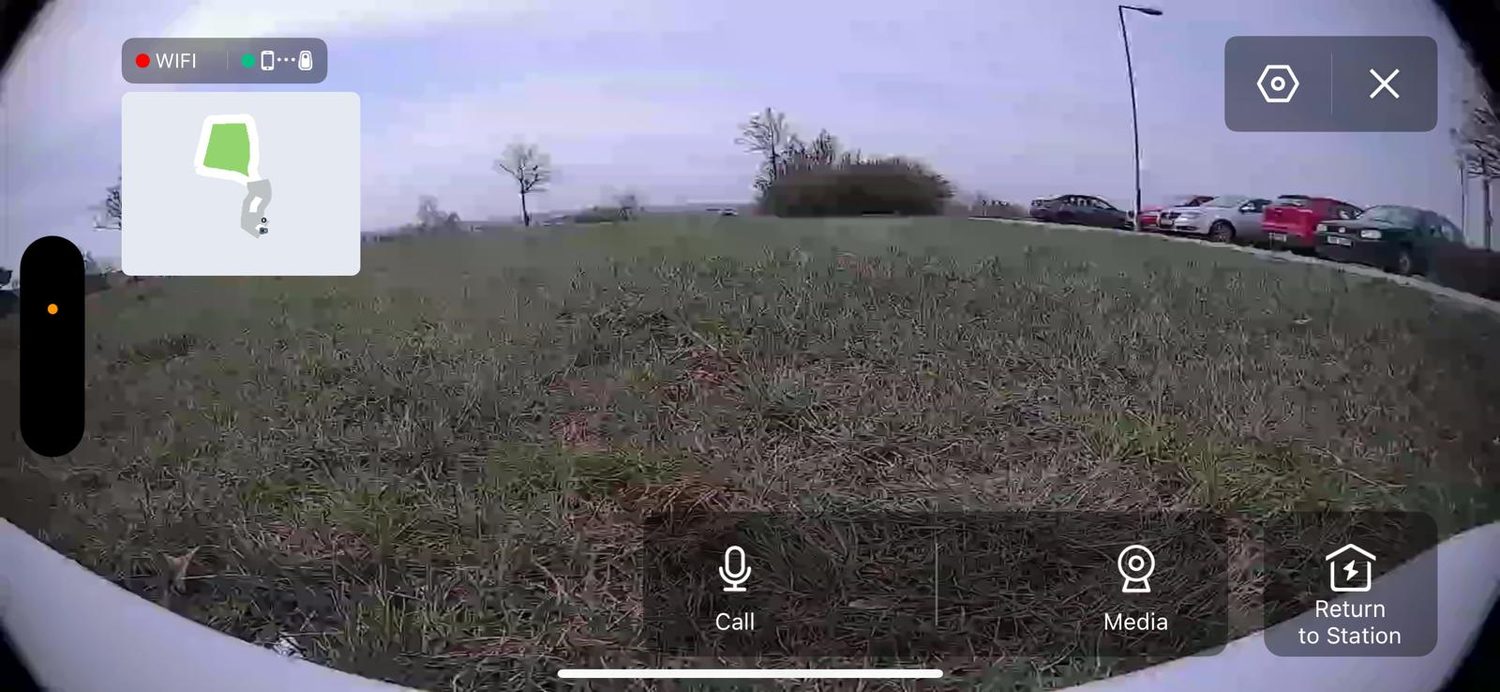 pohled z kamery robotické sekačky GOAT A1600 při online přenosu v aplikaci