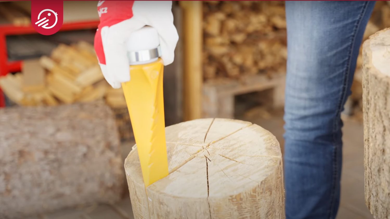 štípání velkých špalků klínem