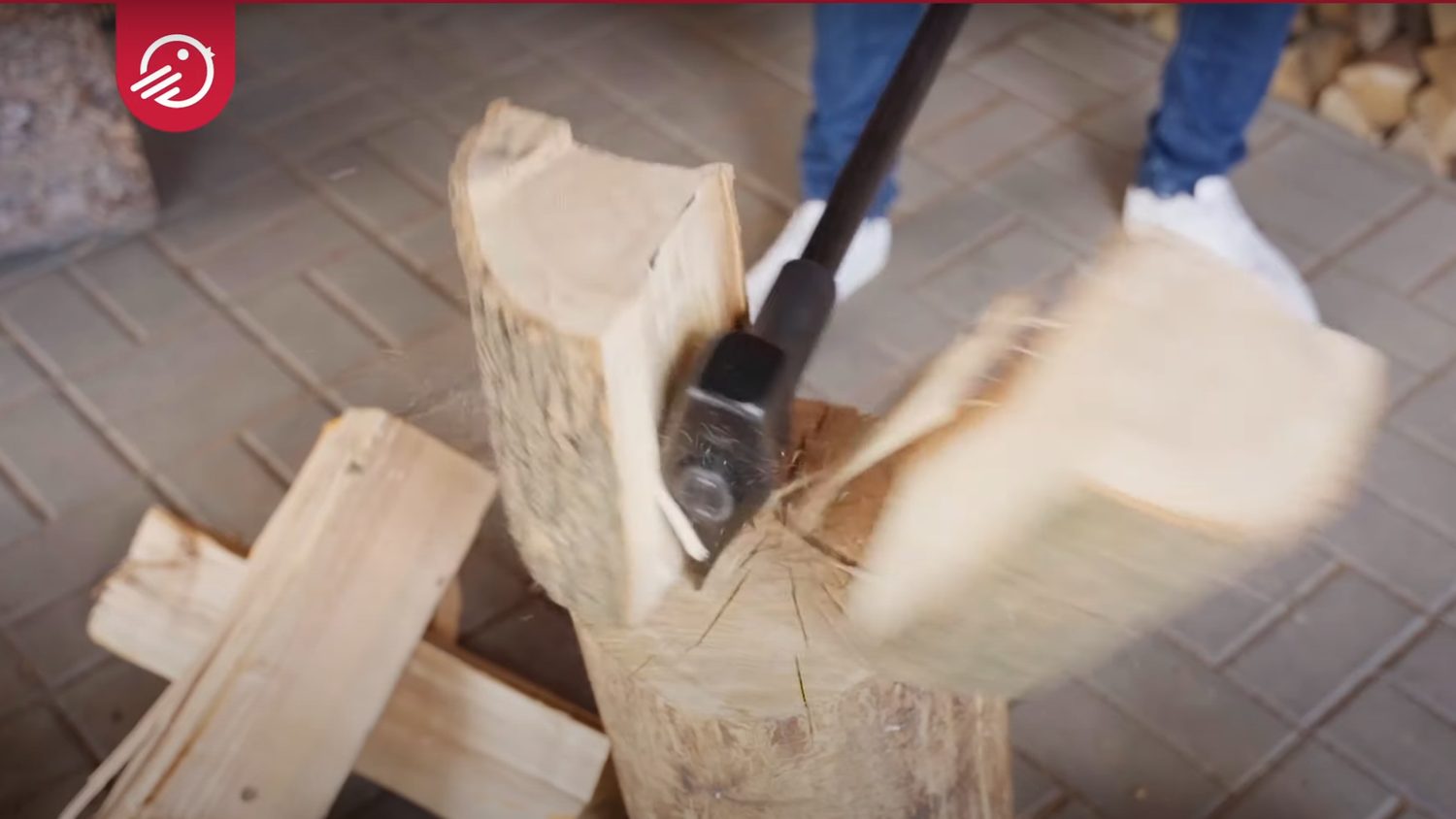 štípání velkých špalků kalačem