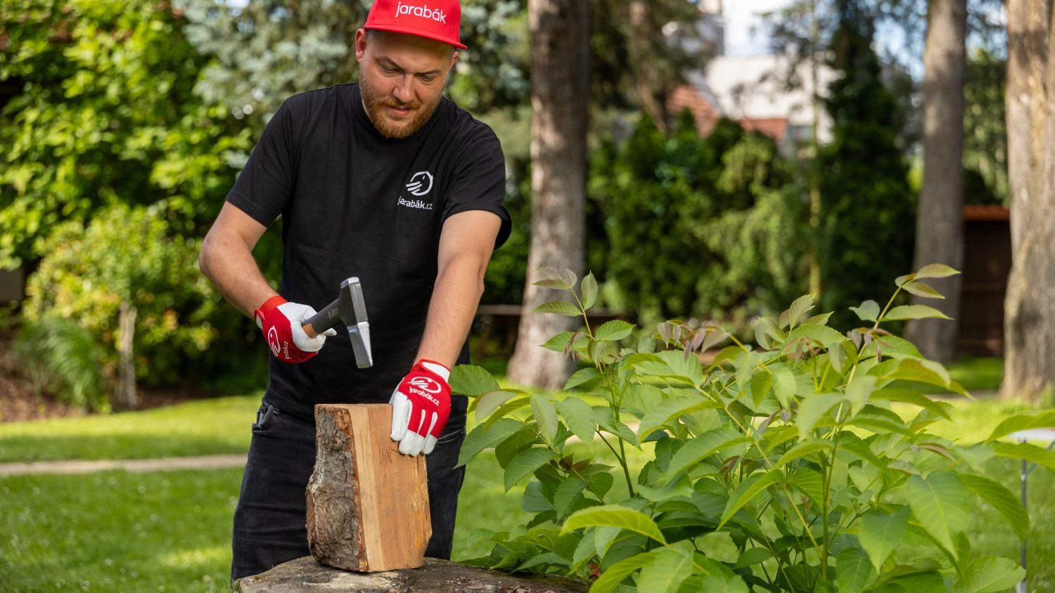 příprava dřeva štípací sekerou