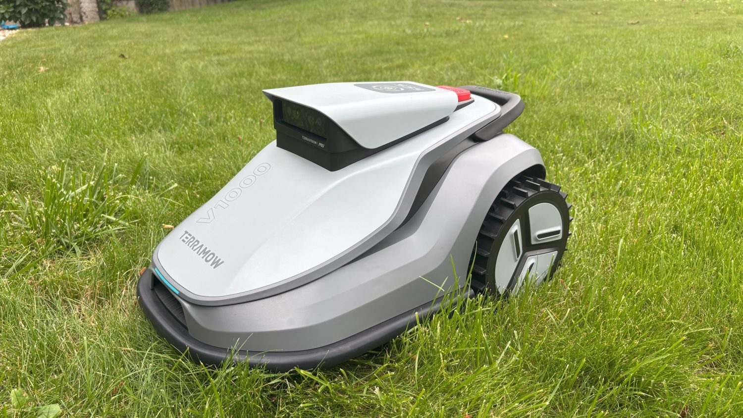 Robotická sekačka TerraMow V1000 při testování na trávníku