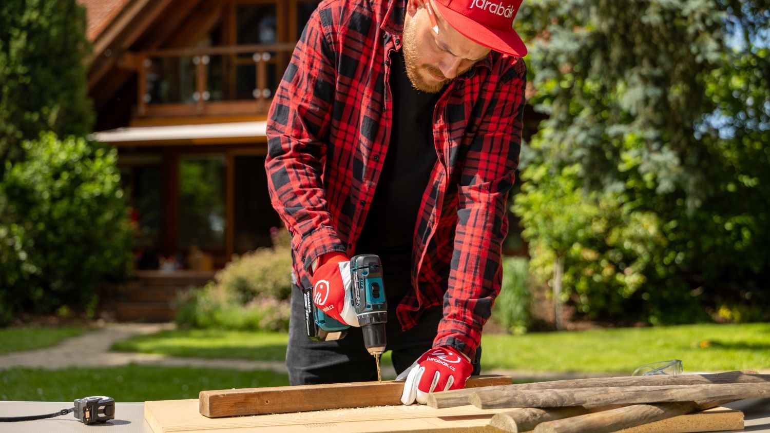 vrtání do dřeva akumulátorovou vrtačkou