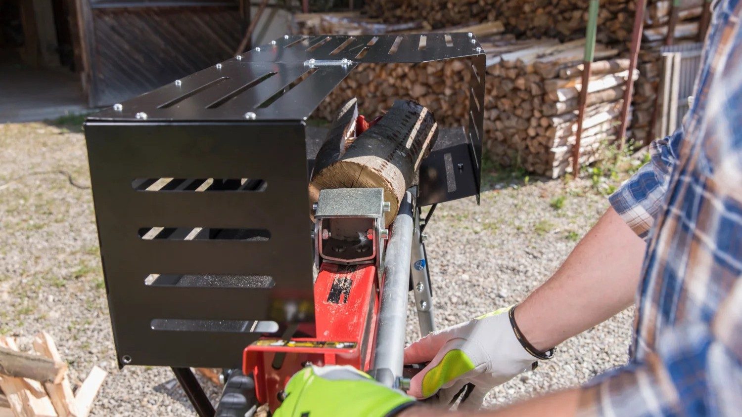 horizontální štípačka na dřevo s ochrannou klecí při štípání polen