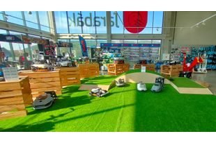Robotické sekačky v showroomu – prodejna zahradní techniky Brno