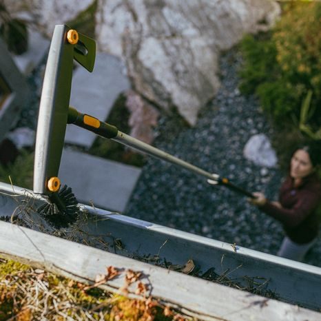 Čistič odkvapov Fiskars OneClick 1080698 - 2