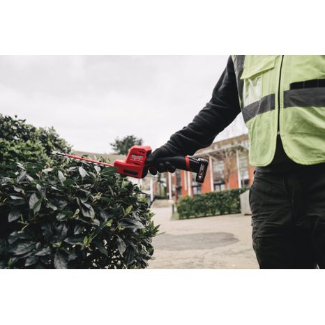 Aku nůžky na živý plot Milwaukee M12 FHT20-402 4933479676 - 9