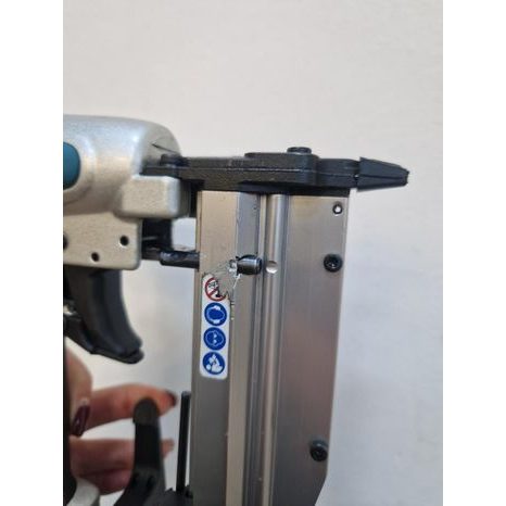 Použito - Pneumatická hřebíkovačka Makita AF353 - 2