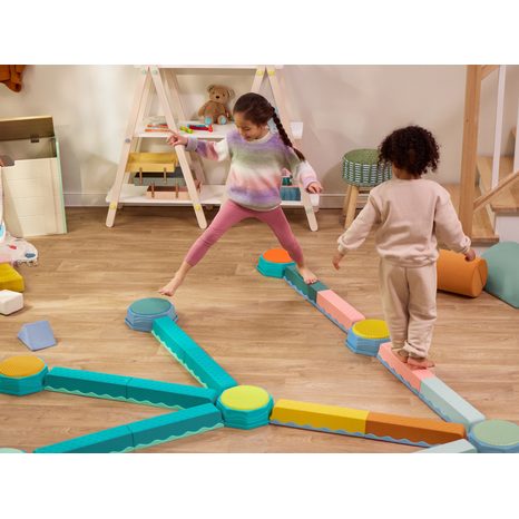 Překážková dráha se stupínky Balance & Build B-Toys - 13